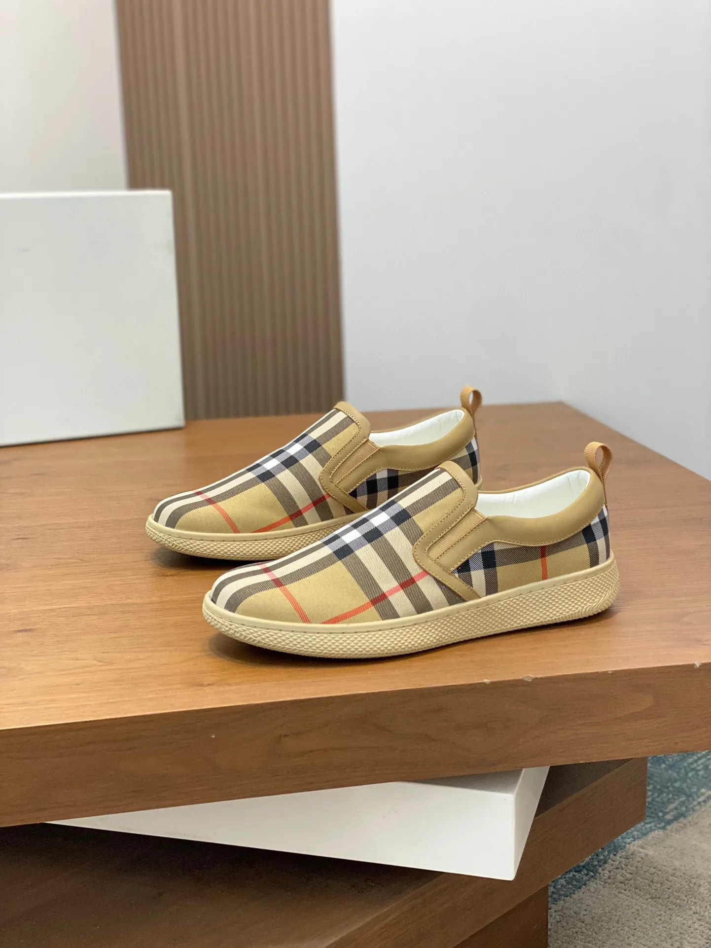 P380 [BURBERRY] Burberry - Upper: imported 🔝 brand totem cloth, - Inner lining: cowhide lining, feet; water-dyed cowhide - Outsole: ultra-light TPR rubber; two-color molded outsole - Super high quality control·Fine workmanship: highlighted (high-end, extravagance, grade) -Size: 38-44 (Male 45, can be customized)·